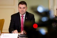 Macinka: Schodek klesne o jednotky miliard. Okamura se chlubil uniformami a masem pro vojáky