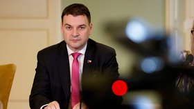 Macinka: Schodek klesne o jednotky miliard. Okamura se chlubil uniformami a masem pro vojáky