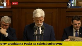 Ministr zahraničí Macinka (Motoristé) vytáhl při projevu Petra Pavla ve Sněmovně Rudé právo (3.3.2026)