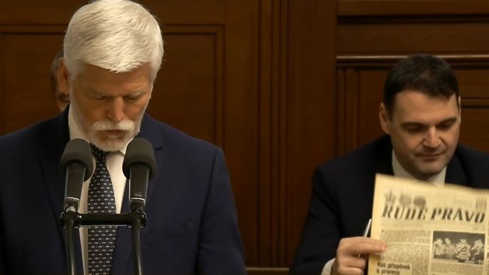 Ministr zahraničí Macinka (Motoristé) vytáhl při projevu Petra Pavla ve Sněmovně Rudé právo (3.3.2026) Ministr zahraničí Macinka (Motoristé) vytáhl při projevu Petra Pavla ve Sněmovně Rudé právo (3.3.2026)