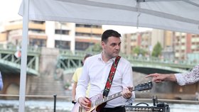 Petr Macinka s kytarou na narozeninové oslavě Václava Klause na Občanské plovárně