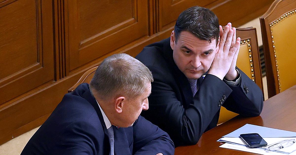 Senátor Töpfer daroval Macinkovi výtisk Rudého práva. „Úžasné,“ vzkázal ministr