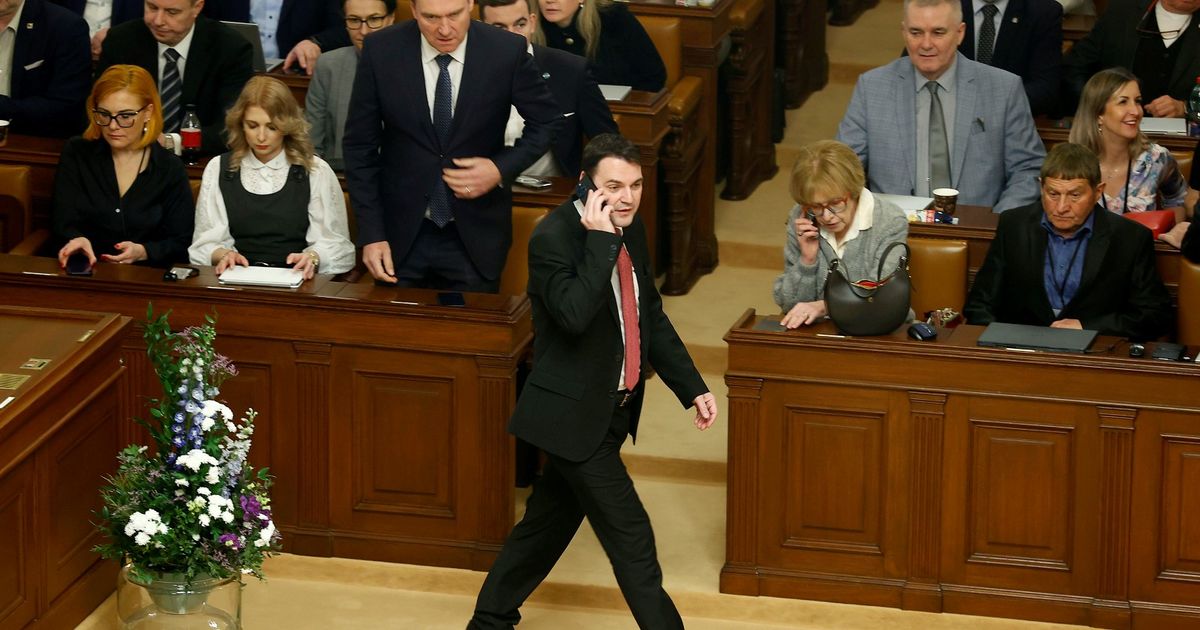 EN VIVO Macinka: ¡Primeras palabras sobre los mensajes de texto en Pavlov! Hace una mueca y entra corriendo a la casa.