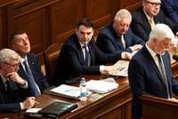 Do Pavla zaryli Motoristé: Macinka při jeho projevu listoval Rudým právem, Turek se přidal