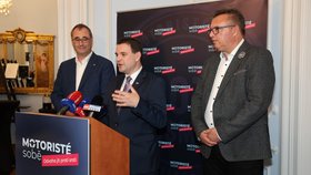 Komunální a senátní volby: Petr Macinka během tiskové konference (10. 10. 2026)