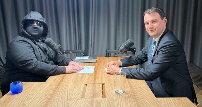 Ministr zahraničí Petr Macinka na rozhovoru s falešným Thomasem Pauknerem. (2026)