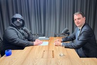 Ostuda Česka v zahraničí! Macinka ztrapnil ochranku, píší média. Ministr vysvětloval, že má tlačítko!