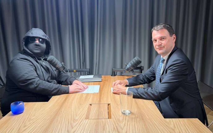 Ministr zahraničí Petr Macinka na rozhovoru s falešným Thomasem Pauknerem. (2026) Ministr zahraničí Petr Macinka na rozhovoru s falešným Thomasem Pauknerem. (2026)
