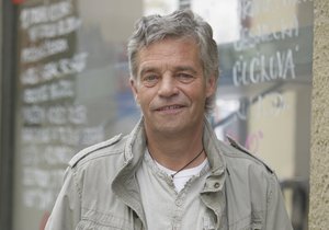 Petr Menšík zruinoval kavárnu svého otce.