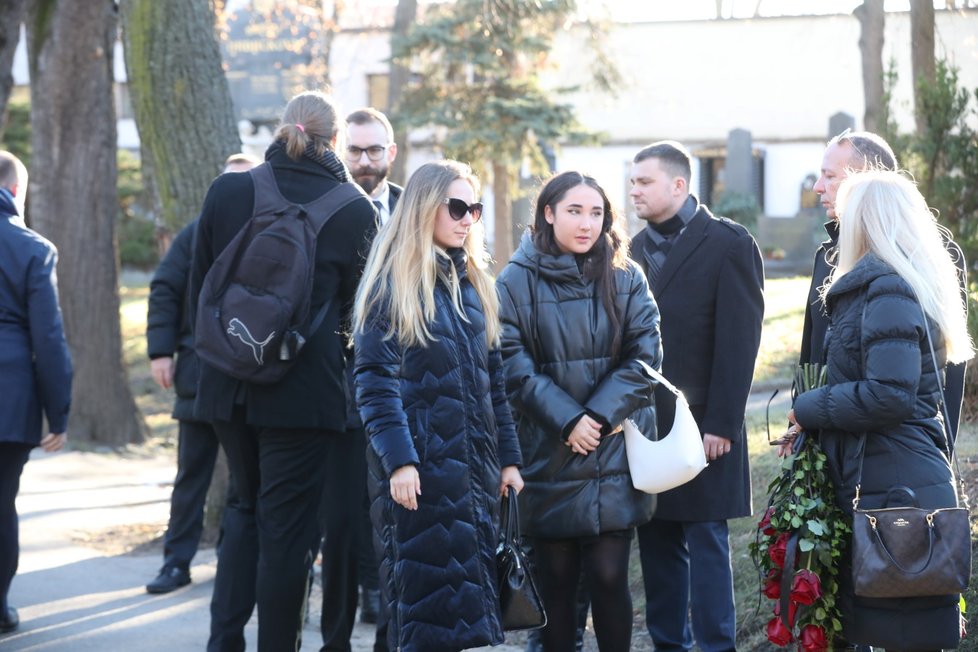 Pohřeb fotografa Petra Mráčka - Šárka Grossová s dcerami