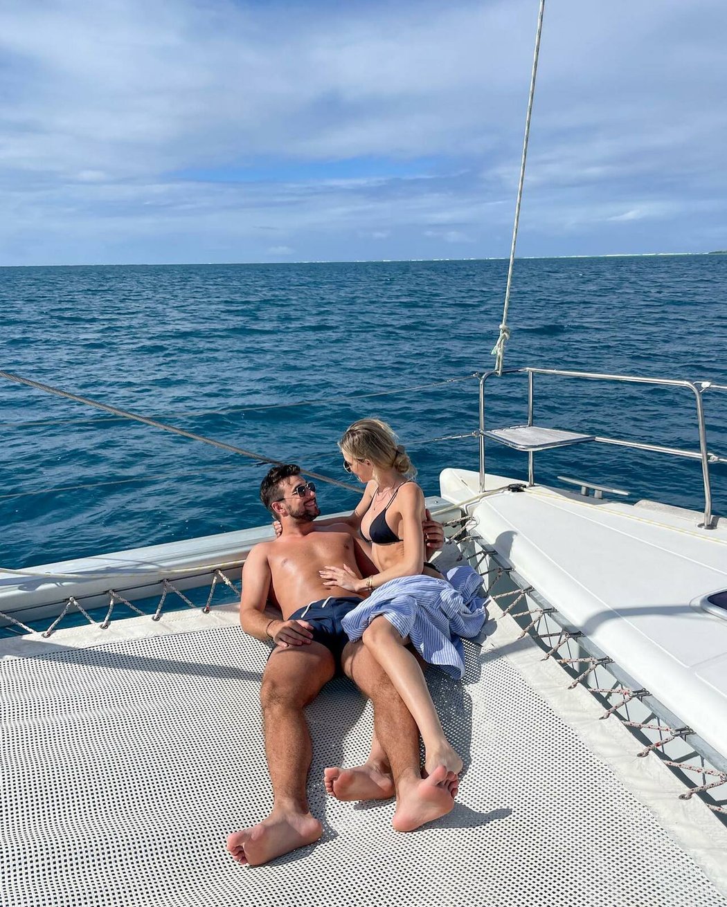 Brankář Petr Mrázek si užívá se svou milovanou Sárou na Mauriciu.
