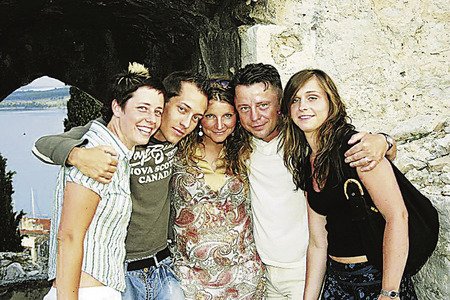 Archivní fotka nejbližších Petra Muka. Zleva dcera Míša s přítelem, manželka Eva, Petr a dcera Šárka.