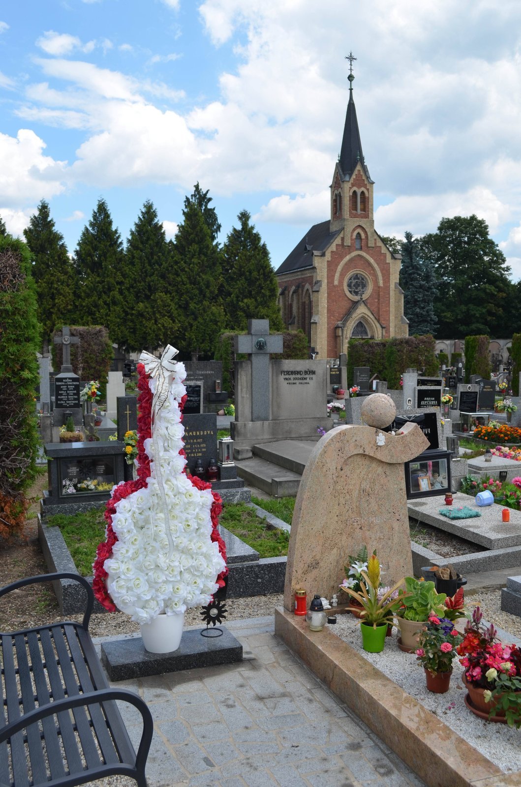 Kytara z 230 růží od neznámé ctitelky se objevila na hrobě Petra Muka přibližně v polovině července. Kolemjdoucí romantický dar zpěvákovi obdivovali.