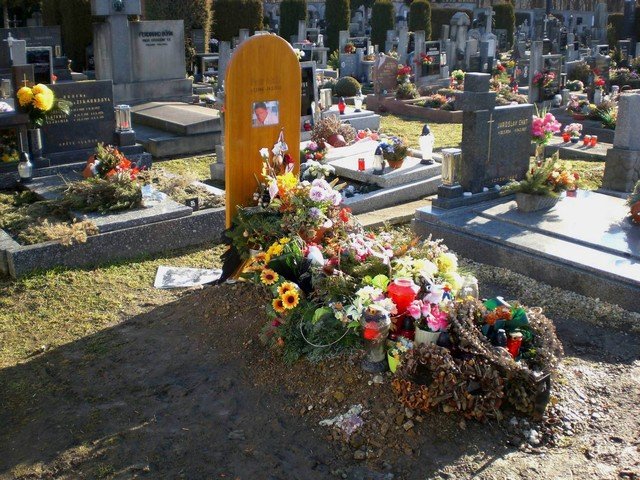 Hrob Petra Muka v Českém Krumlově vypadá stejně jako při loňském pohřbu.