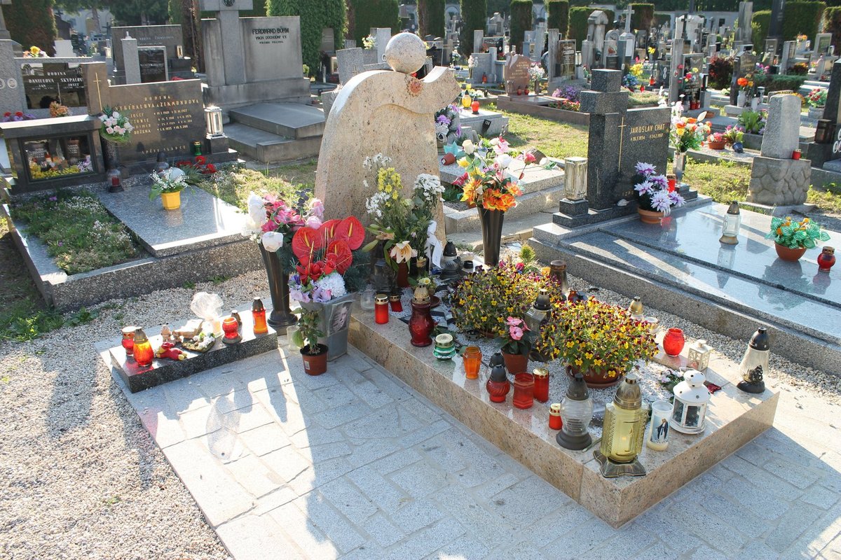 Zpěvákův hrob každý den navštěvuje rodina nebo fanoušci.