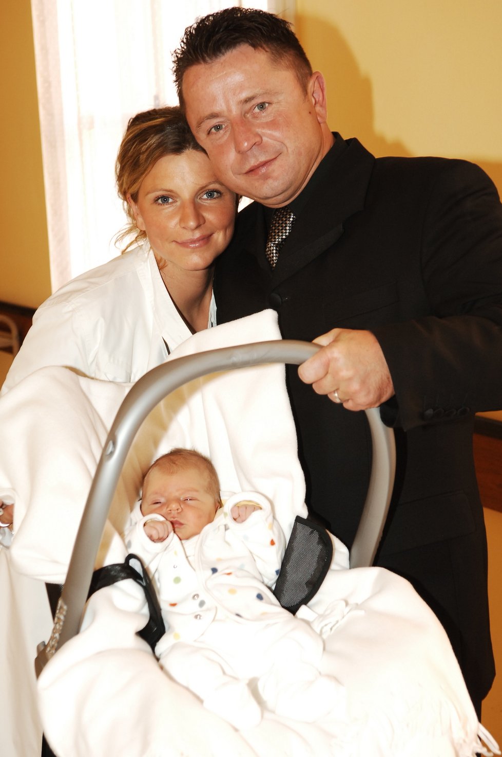 2006 Novopečení rodiče Petr a Eva se radují z narození Noemi.