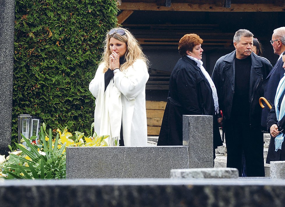 Eva Muková se modlí nad hrobem při pohřbu v Českém Krumlově