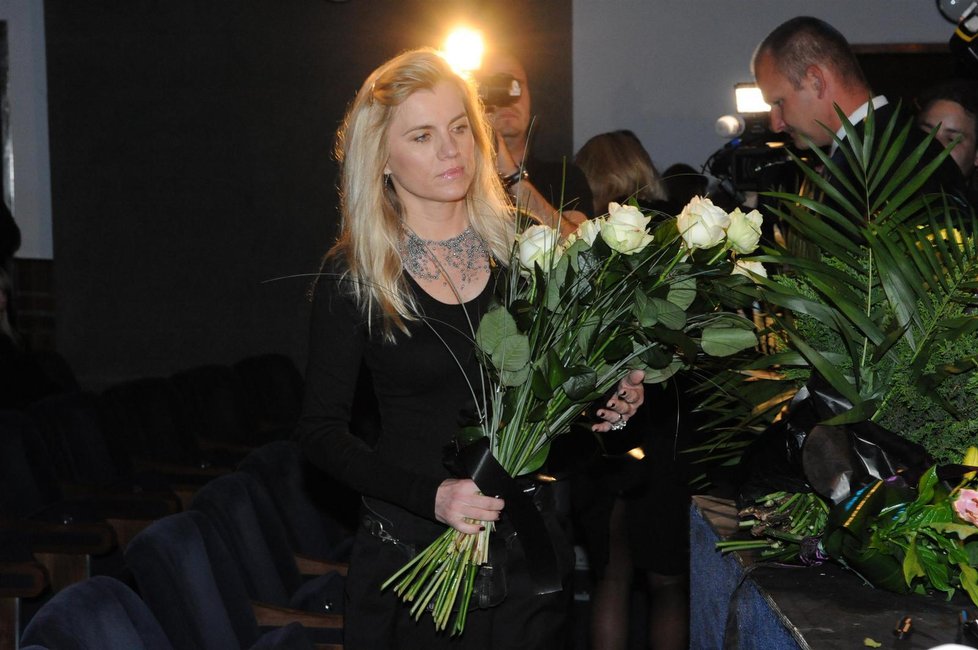 Petr Mukovi přišla na podium dát květiny a říct sbohem zpěvačka Leona Machálková.