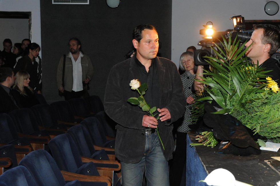 Jednu bílou růži na památku Petra Muka přinesl Pavel Vítek.