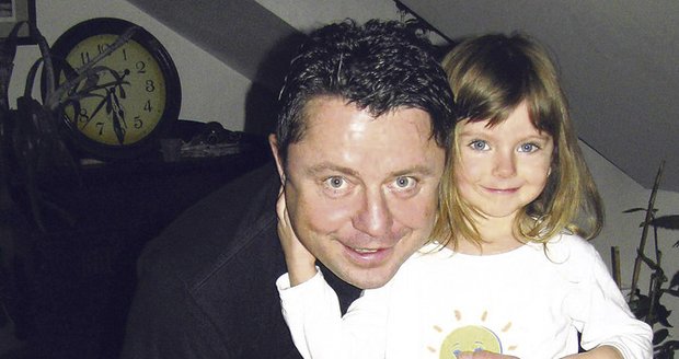 Petr Muk s dcerou Noemi, které budou v létě čtyři roky. Svého tatínka ale bohužel na své oslavě už neuvidí..
