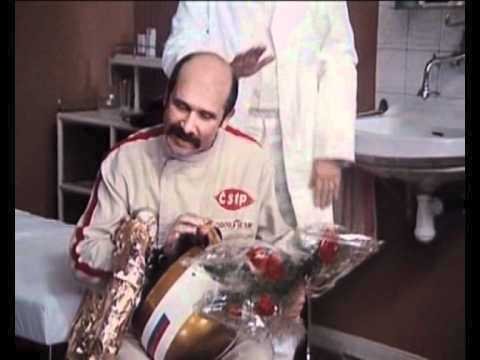 1974 - Petr Nárožný jako vzteklý automobilový závodník ve filmu Jáchyme, hoď ho do stroje