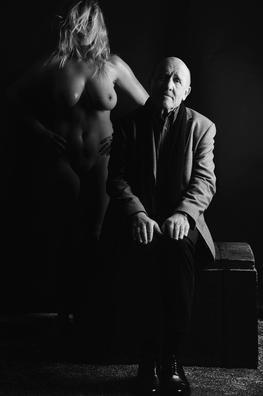 Petr Nárožný si focení s nahou modelkou užíval, ale zachoval se jako pravý gentleman – na odhalená prsa se ani nepodíval.