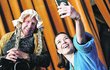 Tereza Kostková si s Petrem dělali selfie.