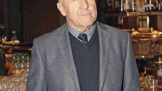 Herec a dabér Petr Nárožný slaví 80. narozeniny. Jeho filmové hlášky patří mezi perly české kinematografie 