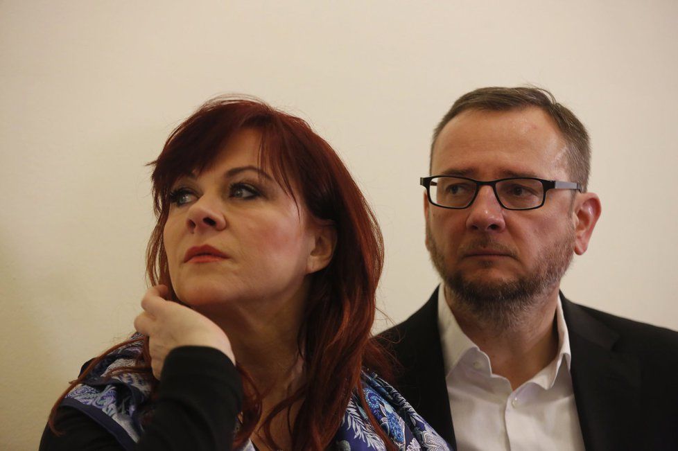 Expremiér Petr Nečas a jeho manželka Jana Nečasová u Městského soudu v Praze kvůli verdiktu v kauze utajovaných informací BIS (10. 1. 2017)
