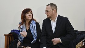 Expremiér Petr Nečas a jeho manželka Jana Nečasová u Městského soudu v Praze kvůli verdiktu v kauze utajovaných informací BIS (10. 1. 2017)
