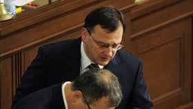 Premiér Petr Nečas a ministr financí Miroslav Kalousek na schůzi Poslanecké sněmovny 15. prosince v Praze