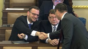 Petr Nečas se zdraví s dalším poslancem za ODS Borisem Šťastným, vedle něj sedí Zbyněk Stanjura