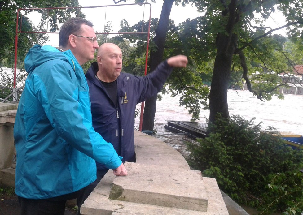 Petr Nečas spolu se starostou Prahy 1 Oldřichem Lomeckým sledoval na pražském Žofíně vývoj povodní