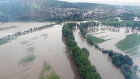 Tohle viděl Petr Nečas, když s ministrem obrany Pickem přelétal nad povodní postiženým územím