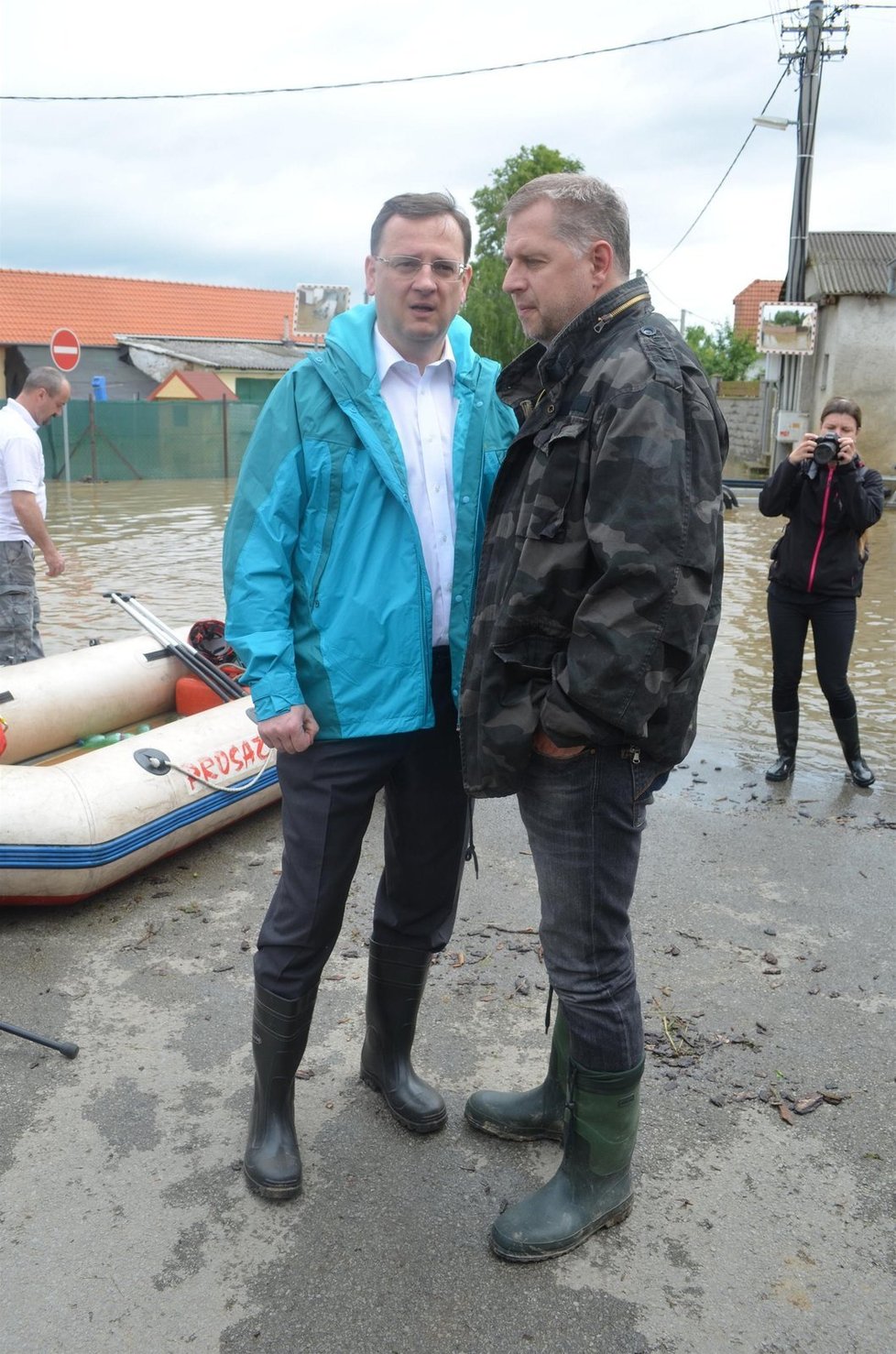 Petra Nečase do Zálezlic, postižených povodní, doprovodil opět ministr zemědělství Petr Bendl