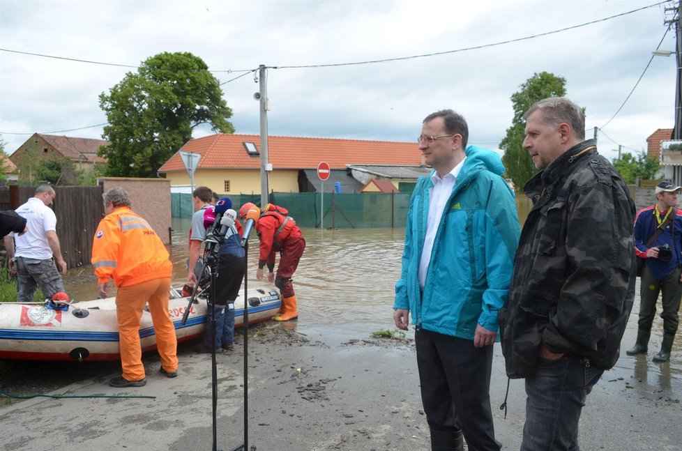 Petr Nečas obhlíží situaci v Zálezlicích, obci, kterou vyplavila velká voda i v roce 2002