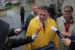 Povodně 2013: Zmoklý Petr Nečas při návštěvě Vltavských kaskád