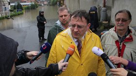 Povodně 2013: Zmoklý Petr Nečas při návštěvě Vltavských kaskád