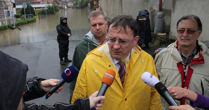 Povodně 2013: Zmoklý Petr Nečas při návštěvě Vltavských kaskád