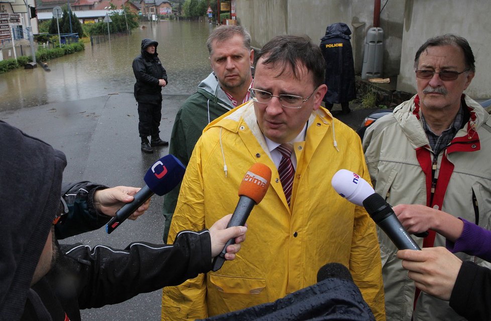 Politická krize v roce 2013 přišla v době, kdy se země musela vypořádat s rozsáhlými povodněmi