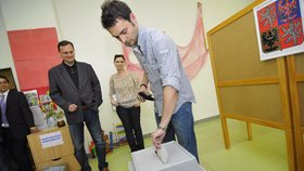 2010: Starší Nečasův syn Ondřej hází za dohledu rodičů volební lístek do urny