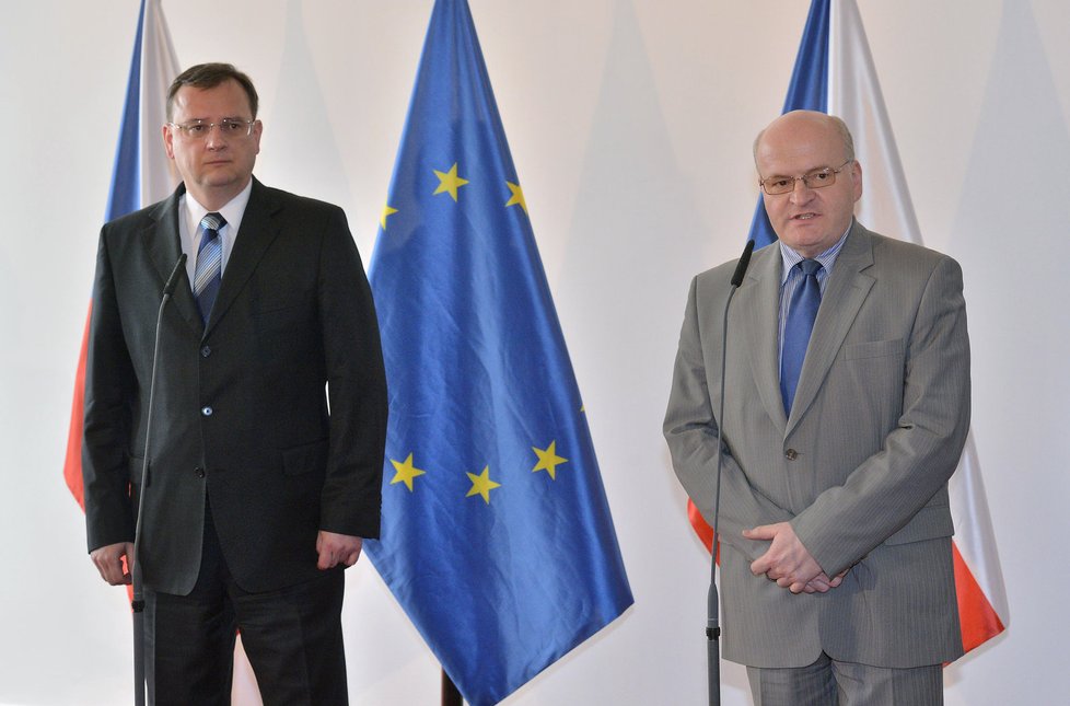 Premiér Petr Nečas po setkání s odvolaným ředitelem ÚStavu pro studium totalitních režimů Danielem Hermanem (vpravo)