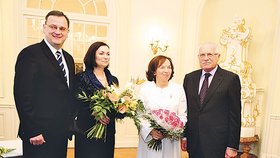 Když se Nečas stal premiérem, přestěhovala se rodina z Rožnova pod Radhoštěm do pražských Modřan. Paní Radka v lednu 2011 dorazila i na tradiční novoroční oběd k prezidentovi v Lánech. S plachým úsměvem odrecitovala, co dobrého se podávalo.
