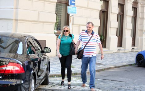 9:45 hod.  Praha–Malá strana  Nečas s Nagyovou kráčí k autu, které stojí na bílých pruzích.