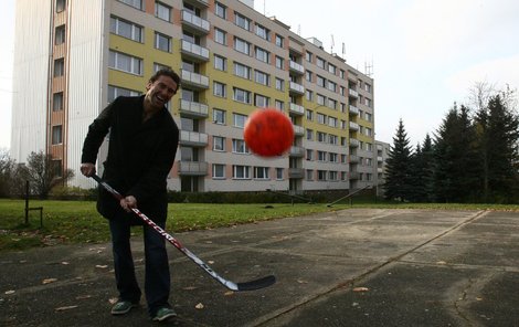 Na plácku před panelákem svedl Nedvěd bezpočet soubojů.