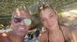 Červenec 2019, Mykonos - Petr s Nicole v době, kdy spolu teprve randili. Červenec 2019, Mykonos - Petr s Nicole v době, kdy spolu teprve randili.