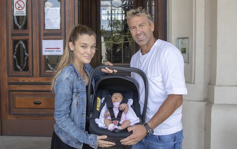 Novopečený tatínek Petr Nedvěd si vyzvedl v porodnici přítelkyni Nicol a dcerku Naomi.