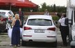Petr Novotný a jeho dcera Sonia vystupují z auta