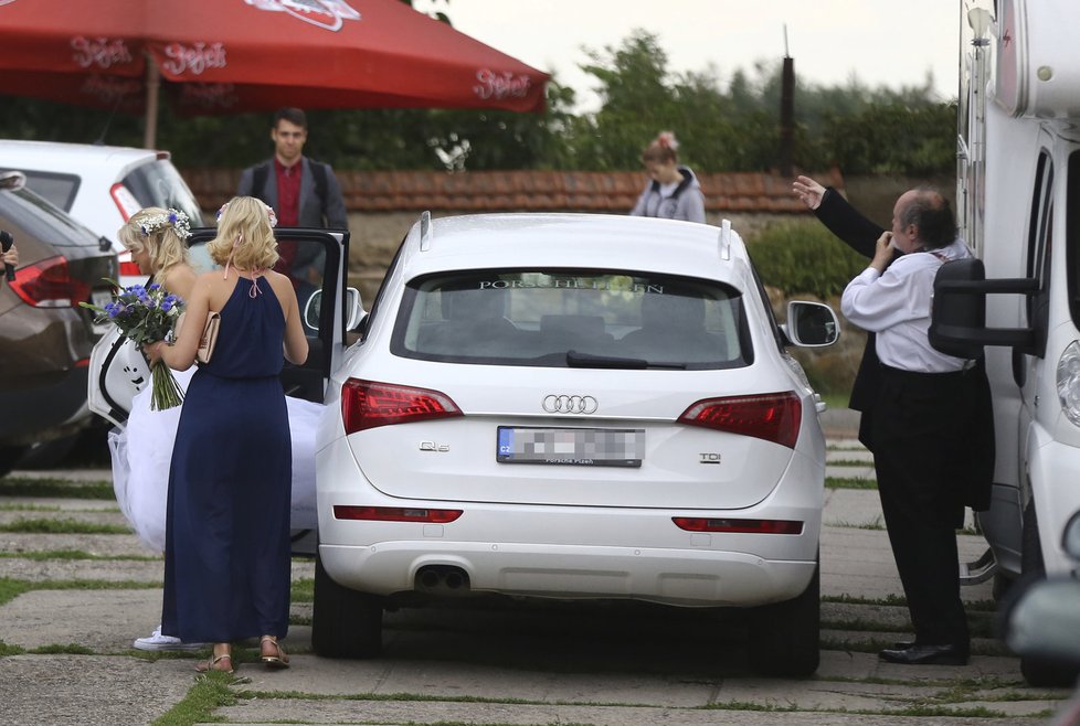 Petr Novotný a jeho dcera Sonia vystupují z auta.