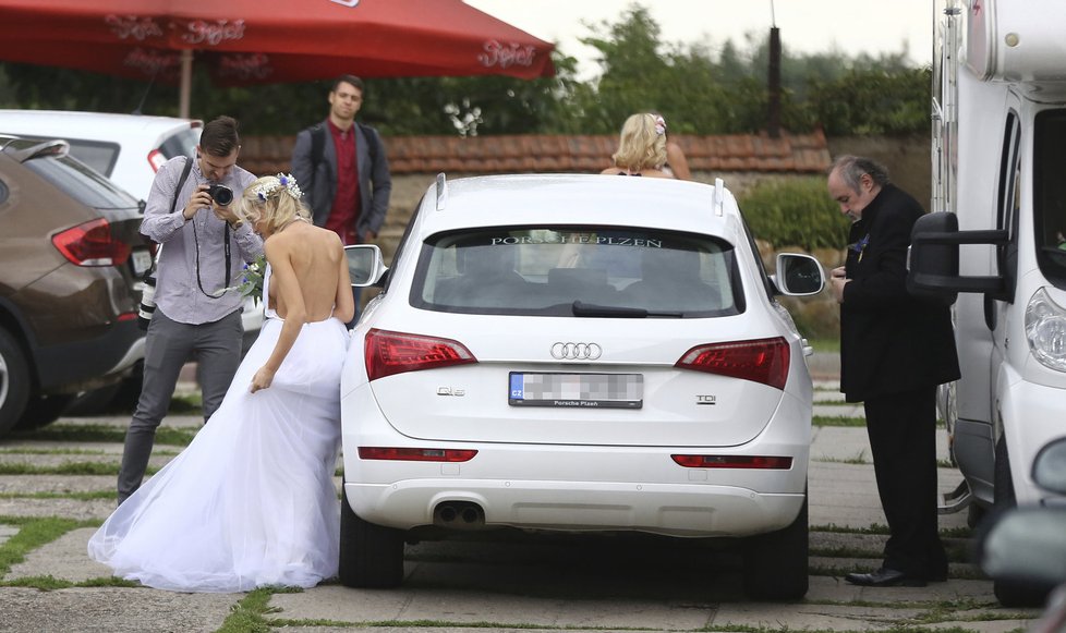 Petr Novotný a jeho dcera Sonia vystupují z auta.